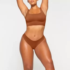 Thongs with dips